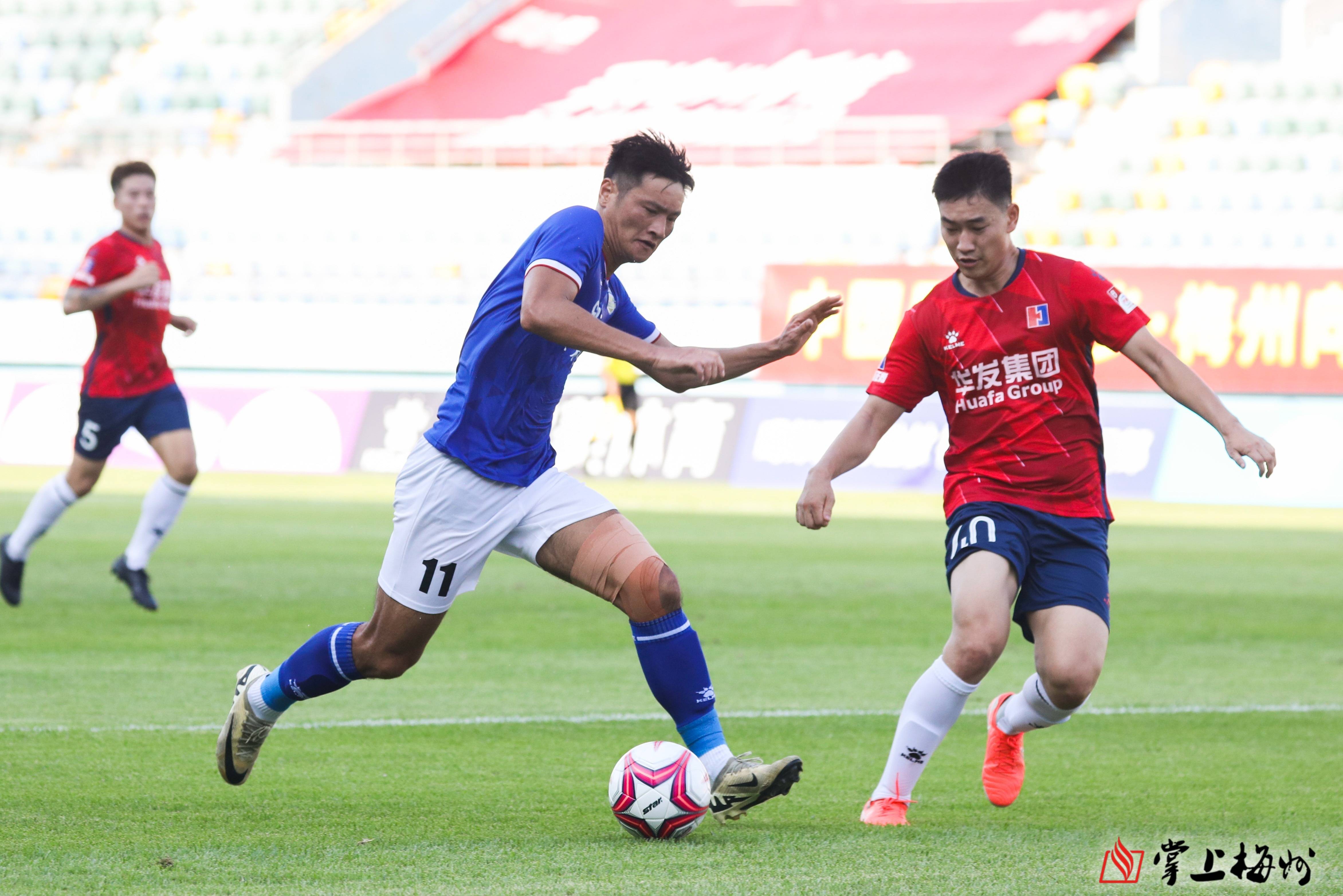 足球赛事上演高潮，观众掌声雷动